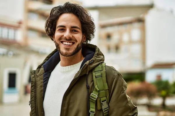 Bonito Homem Hispânico Sorrindo Para Cidade — Fotografia de Stock