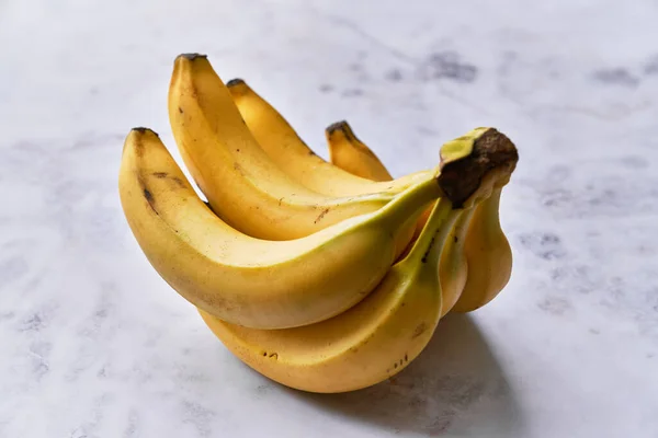 Mazzo Banane Tavolo Marmo — Foto Stock