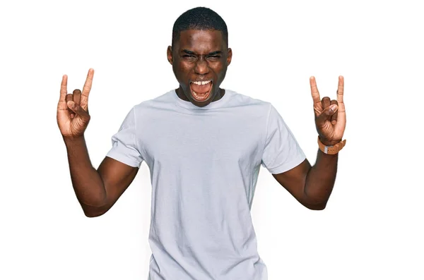 Joven Hombre Afroamericano Vistiendo Camiseta Blanca Casual Gritando Con Expresión —  Fotos de Stock