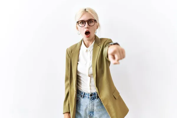 Hermosa Mujer Negocios Caucásica Pie Sobre Fondo Aislado Señalando Disgustado —  Fotos de Stock