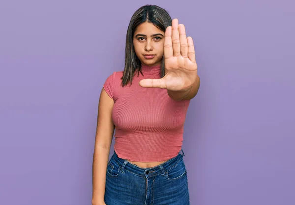 Junge Hispanische Mädchen Lässigem Shirt Tun Stop Singen Mit Handfläche — Stockfoto