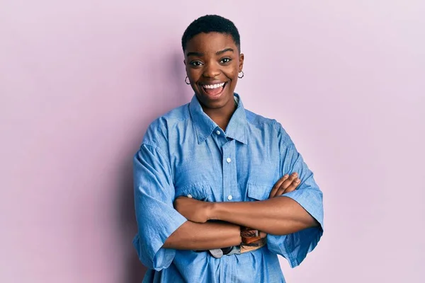 Joven Mujer Afroamericana Con Los Brazos Cruzados Gesto Guiño Mirando — Foto de Stock