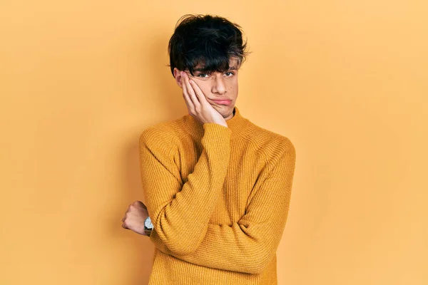 Schöner Junger Hipster Lässigem Gelben Pullover Der Müde Und Gelangweilt — Stockfoto