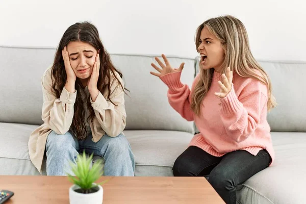 Jong Stel Zit Bank Thuis Discussiëren — Stockfoto