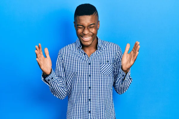 Ung Afrikansk Amerikan Man Bär Casual Kläder Firar Galen Och — Stockfoto