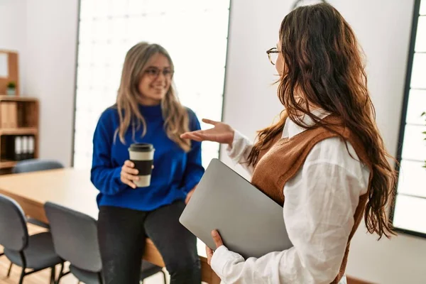 Dos Trabajadoras Negocios Relajaron Tomando Café Hablando Oficina — Foto de Stock