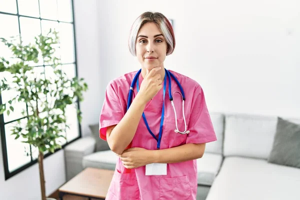 Mujer Hermosa Joven Con Uniforme Médico Estetoscopio Mirando Confiado Cámara —  Fotos de Stock