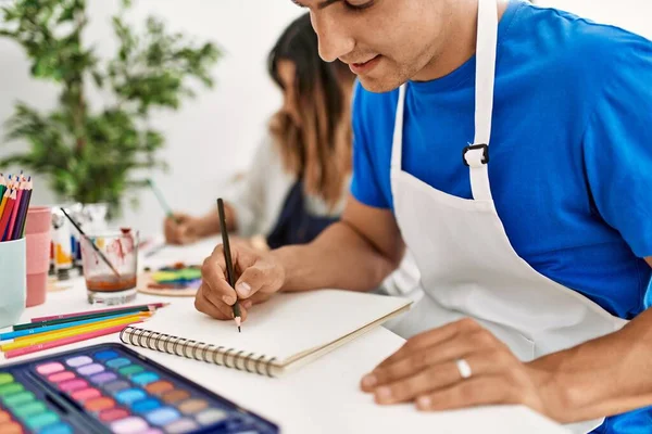 Dos Estudiantes Sonriendo Feliz Pintura Sentados Mesa Escuela Arte — Foto de Stock