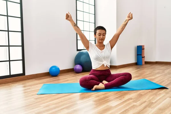 Mujer Hispana Joven Haciendo Signo Entrenamiento Yoga Centro Deportivo — Foto de Stock