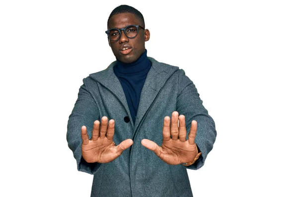 Ung Afrikansk Amerikansk Man Bär Affärskläder Och Glasögon Gör Stop — Stockfoto