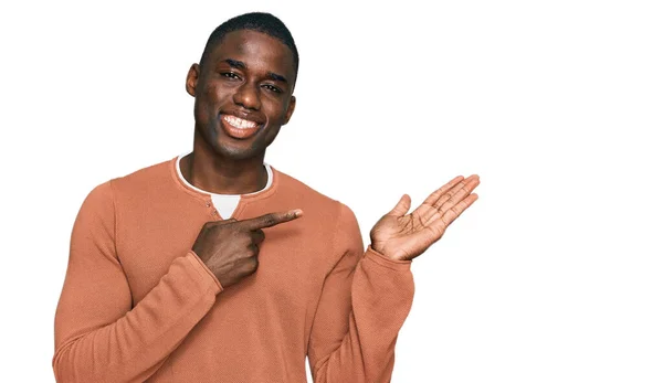 Junger Afrikanisch Amerikanischer Mann Lässiger Kleidung Staunt Und Lächelt Die — Stockfoto