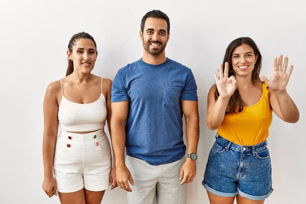 Skupina Mladých Hispánců Stojící Nad Izolovaným Pozadím Ukazující Ukazující Prsty — Stock fotografie