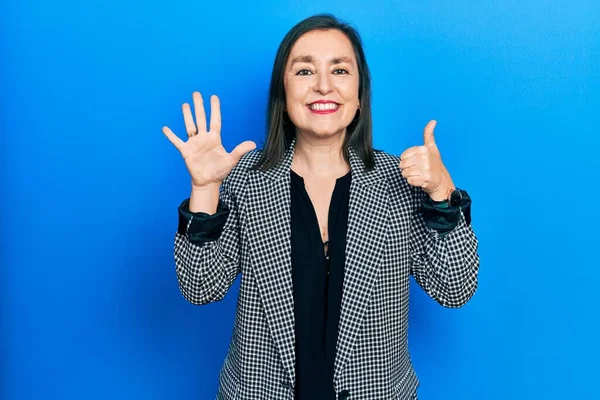 Hispanische Frau Mittleren Alters Trägt Businesskleidung Und Zeigt Mit Fingern — Stockfoto