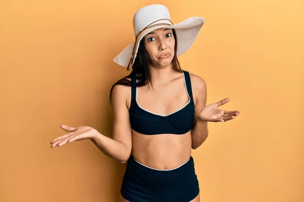 Young Latin Woman Wearing Bikini Summer Hat Clueless Confused Expression — Foto de Stock