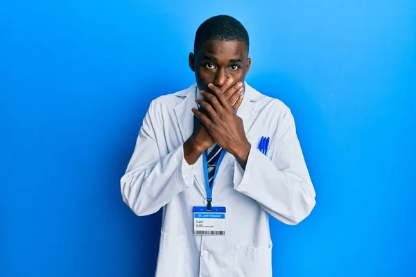 Jovem Afro Americano Vestindo Uniforme Cientista Chocado Cobrindo Boca Com — Fotografia de Stock