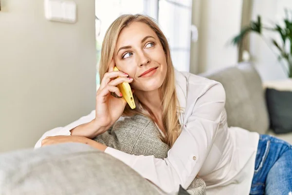 Jeune Femme Blonde Parlant Sur Smartphone Assis Sur Canapé Maison — Photo