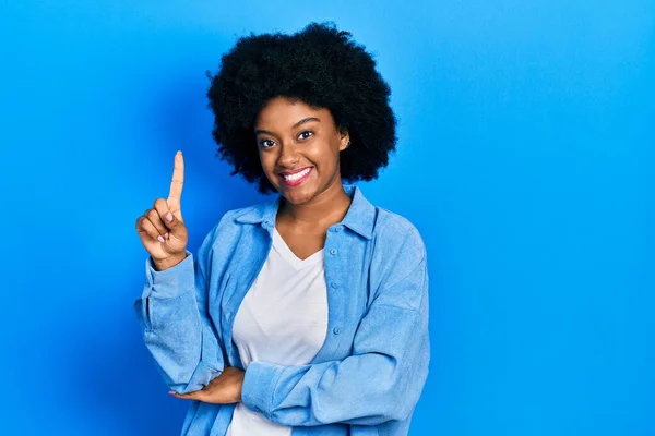 Ung Afrikansk Kvinna Vardagskläder Som Pekar Finger Upp Med Lyckad — Stockfoto