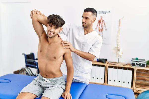 Due Uomini Ispanici Fisioterapista Paziente Avendo Sessione Riabilitazione Braccio Teso — Foto Stock