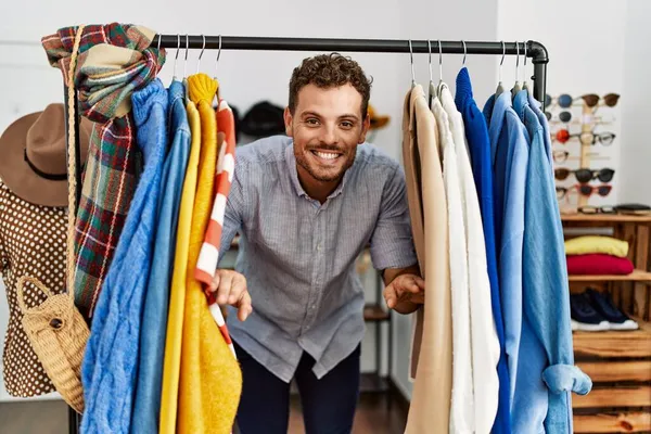 Jovem Hispânico Cliente Homem Sorrindo Feliz Aparecendo Através Roupas Loja — Fotografia de Stock