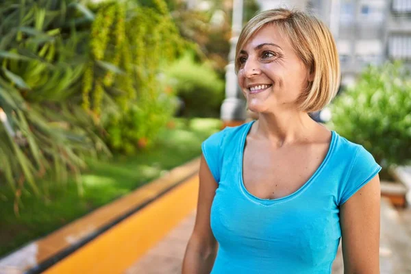 Middelbare Leeftijd Mooie Vrouw Glimlachend Vol Vertrouwen Park — Stockfoto