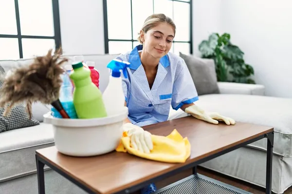 Jonge Blanke Vrouw Draagt Schonere Uniform Schoonmaak Tafel Thuis — Stockfoto