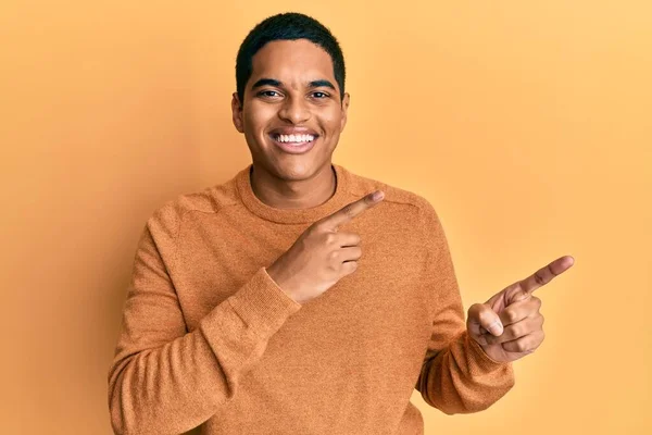 Homem Hispânico Bonito Jovem Vestindo Camisola Inverno Casual Sorrindo Olhando — Fotografia de Stock