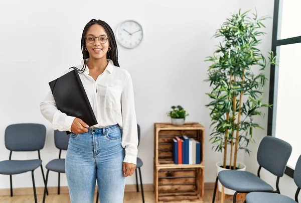 Jovem Afro Americana Sorrindo Confiante Segurando Binder Sala Espera — Fotografia de Stock