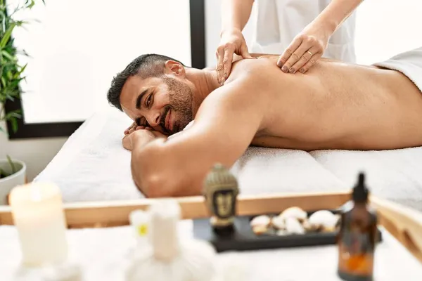 Junger Hispanischer Mann Mit Rückenmassage Beauty Center — Stockfoto