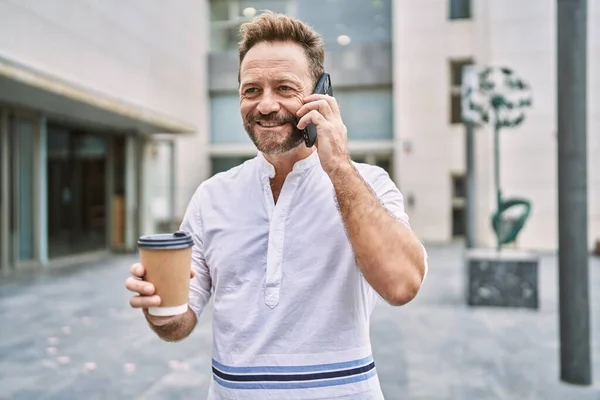 Hombre Mediana Edad Sosteniendo Café Hablando Con Teléfono Ciudad —  Fotos de Stock