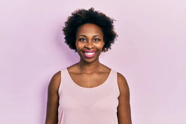 Mujer Afroamericana Joven Que Usa Una Camiseta Casual Sin Mangas —  Fotos de Stock