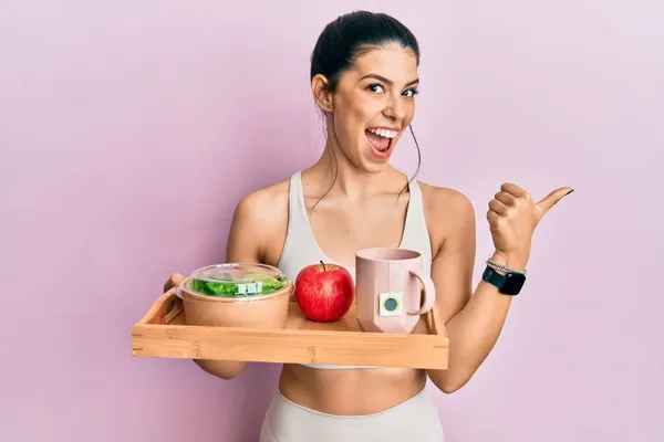 Ung Latinamerikansk Kvinna Bär Sportiga Kläder Med Hälsosam Frukost Pekar — Stockfoto