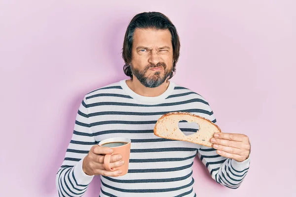 Middelbare Leeftijd Kaukasische Man Houdt Brood Brood Met Hartvorm Drinken — Stockfoto