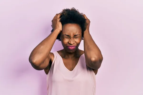 Young African American Woman Wearing Casual Sleeveless Shirt Suffering Headache — Stock Photo, Image