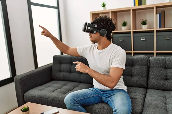 Joven Hispano Jugando Con Gafas Realidad Virtual Sentado Sofá Casa —  Fotos de Stock