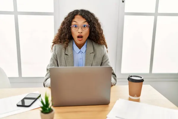 Hermosa Mujer Negocios Hispana Sentada Escritorio Oficina Trabajando Con Computadora — Foto de Stock