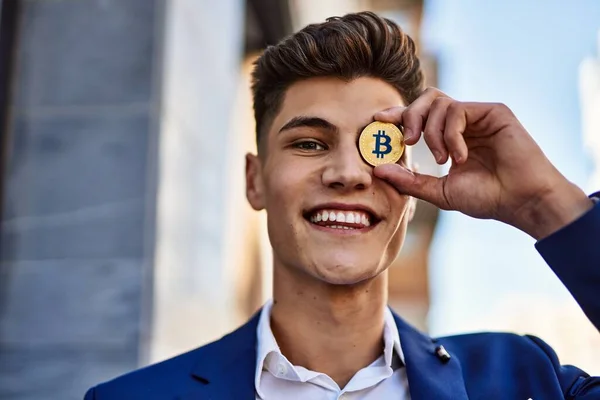 Giovane Uomo Che Indossa Vestito Con Bitcoin Sopra Gli Occhi — Foto Stock