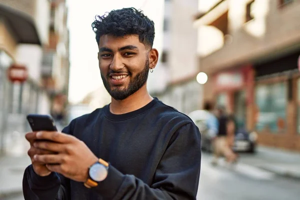 Jonge Arabier Man Glimlacht Vol Vertrouwen Met Behulp Van Smartphone — Stockfoto