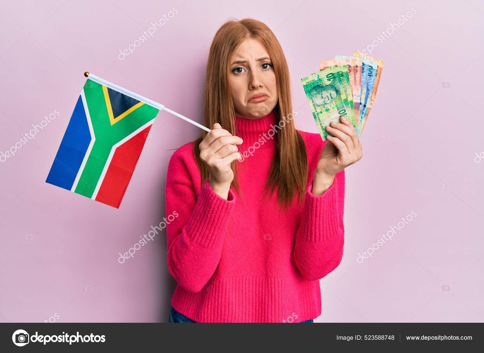 Молодая Ирландская Женщина Держащая Флаг Южной Африки Банкноты.