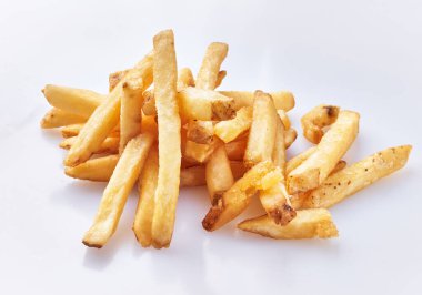  Beyaz arka planda izole edilmiş patates kızartması.