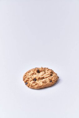  Beyaz arka planda izole edilmiş lezzetli çikolatalı kurabiye.