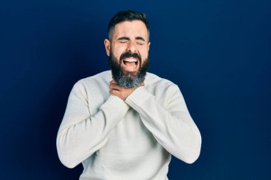 Günlük kıyafetler giymiş genç İspanyol adam bağırıyor ve boğularak ölüyor çünkü acı verici bir boğulma. Sağlık problemi. Boğulma ve intihar konsepti. 