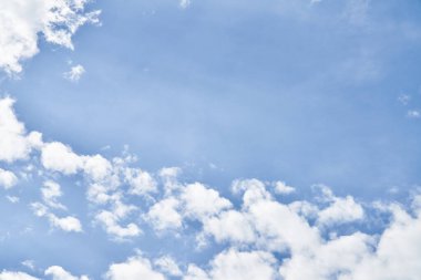 Güneşli bir günde bulutlu güzel mavi gökyüzü