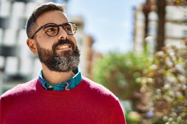 Genç İspanyol yönetici şehirde mutlu bir şekilde dikiliyor..