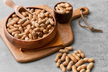 Beton yüzeyde fıstıklı ahşap kaşıklar.