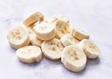  Misket masasında muz dilimleri