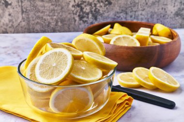  Misket yüzeyinde limon dilimleri