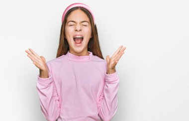 Güzel esmer, balıkçı yaka kazak giyen küçük bir kız başarının çılgınlığını kollarını kaldırarak ve gözlerini kapayarak heyecanla bağırarak kutluyor. Kazanan konsept 