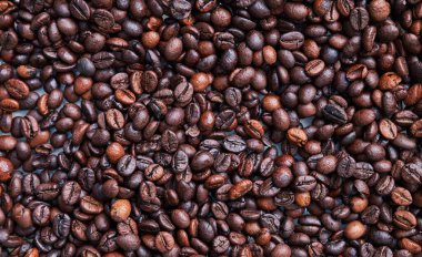 Kahverengi ve koyu kahve çekirdekleri. Kızarmış Arap espresso kahve taneleri..