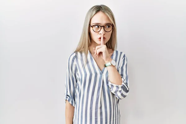 Azjatka Luźnych Ubraniach Okularach Prosząca Ciszę Palcem Ustach Cisza Tajne — Zdjęcie stockowe