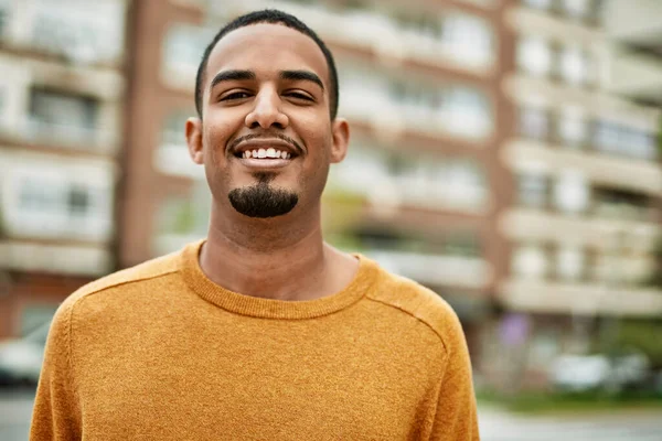 Joven Afroamericano Sonriendo Feliz Pie Ciudad — Foto de Stock